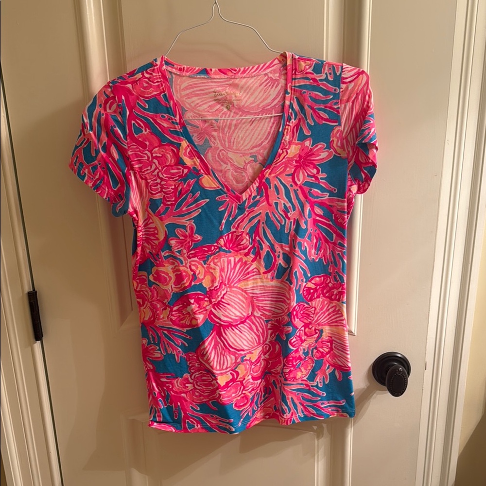 Lilly Pulitzer Michele V-Neck Tee Shirt Sparkling Blue Fan-tastic Size S